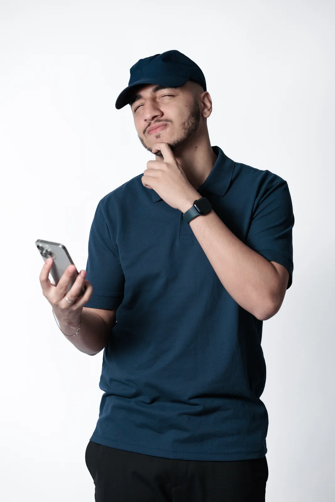 Thiago Máximo olhando o celular